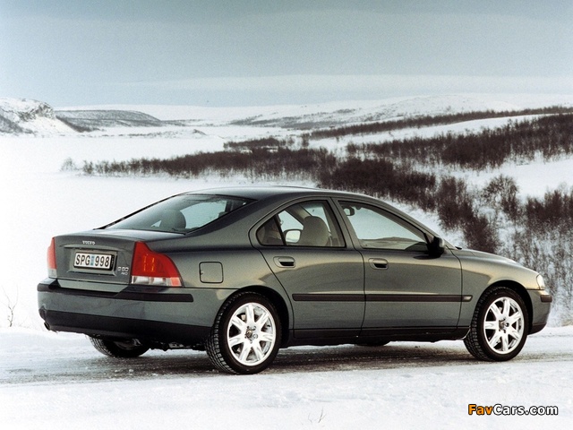 Photos of Volvo S60 AWD 2002–04 (640 x 480)