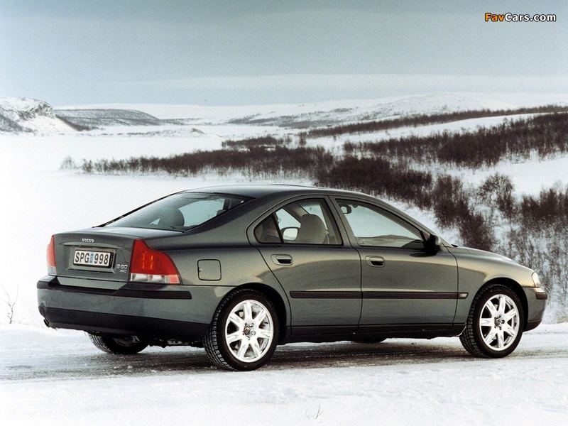 Photos of Volvo S60 AWD 2002–04 (800 x 600)