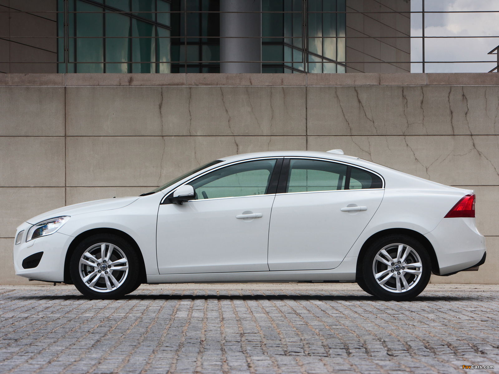 Pictures of Volvo S60 D3 UK-spec 2010–13 (1600 x 1200)