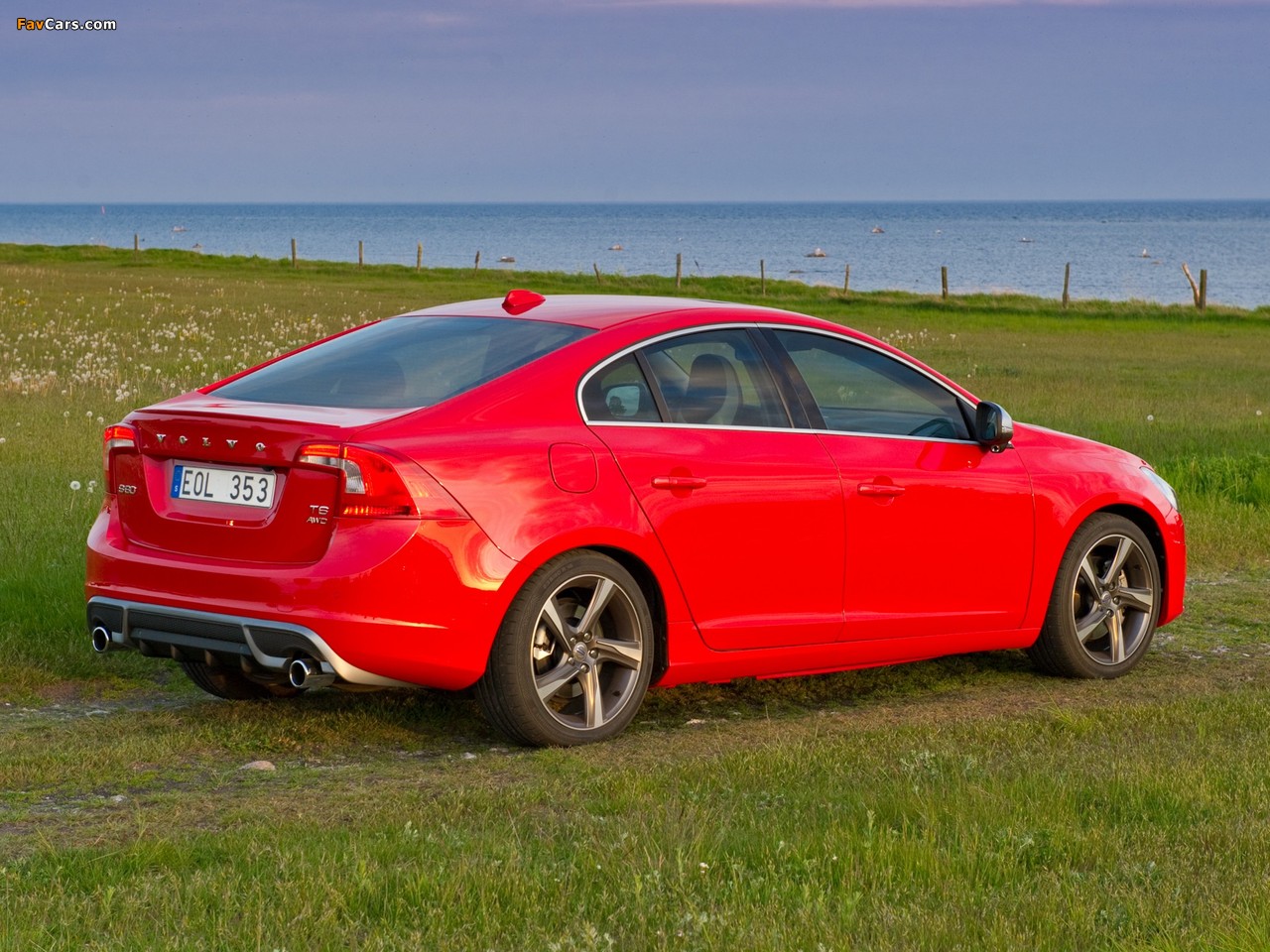 Volvo S60 T6 R-Design 2010–13 images (1280 x 960)