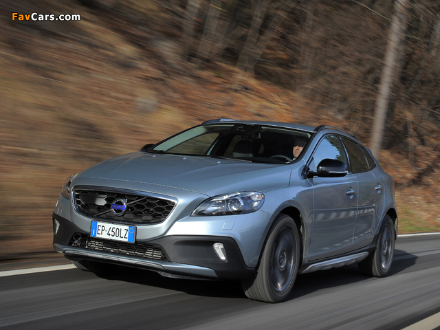 Images of Volvo V40 Cross Country D4 2012 (640 x 480)