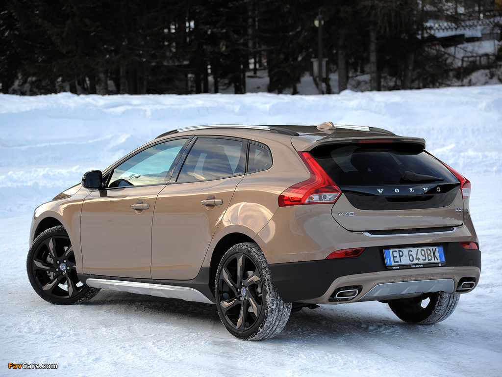 Images of Volvo V40 Cross Country D3 2012 (1024 x 768)