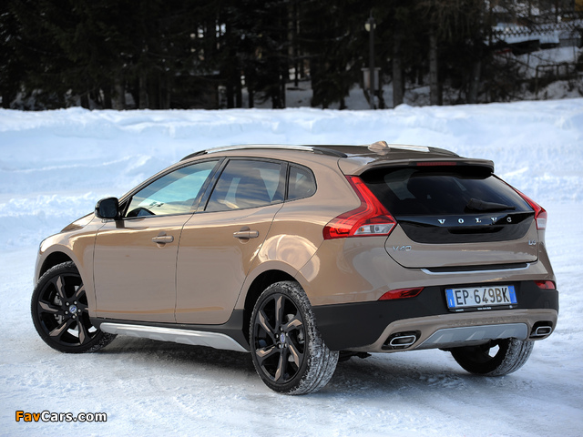 Images of Volvo V40 Cross Country D3 2012 (640 x 480)