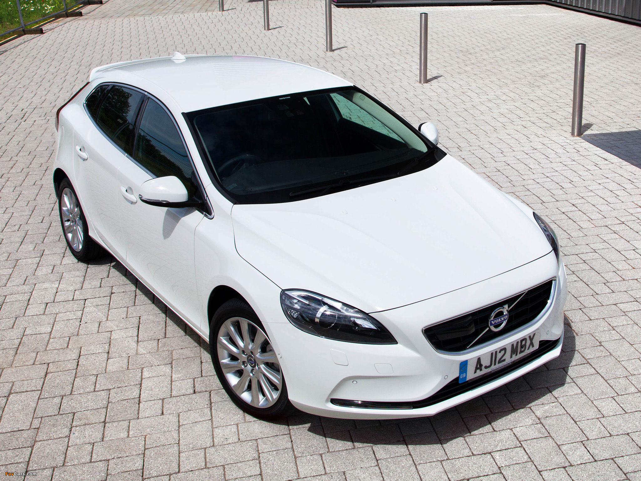 Images of Volvo V40 D2 UK-spec 2012 (2048 x 1536)