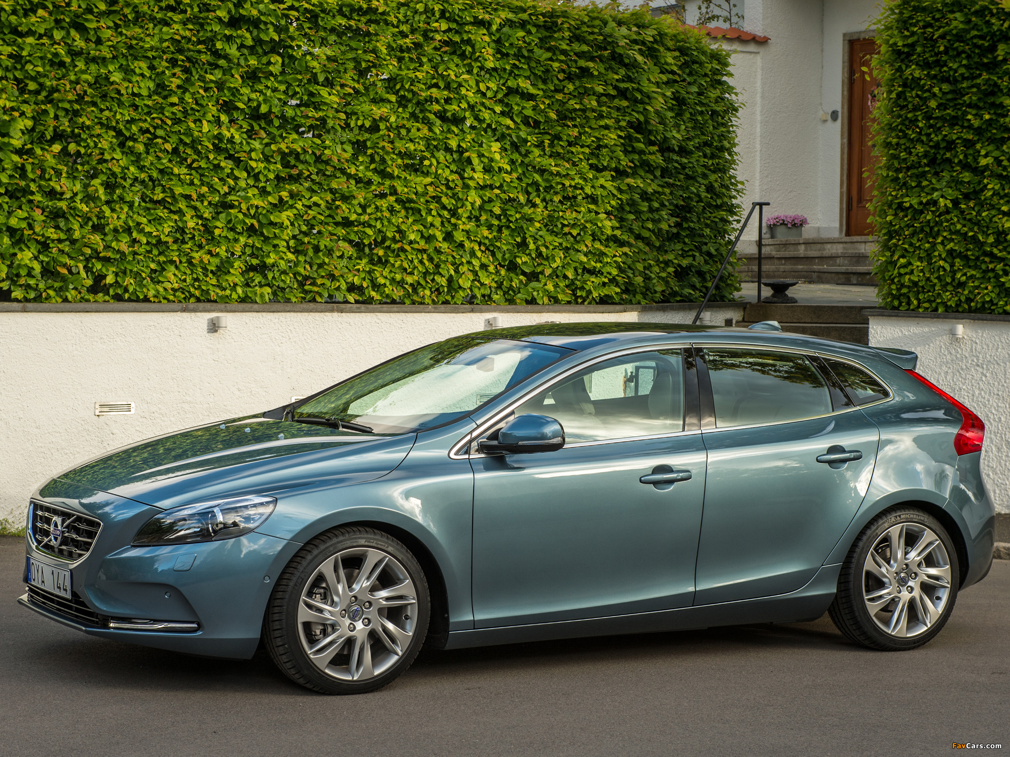 Images of Volvo V40 T4 2012 (2048 x 1536)