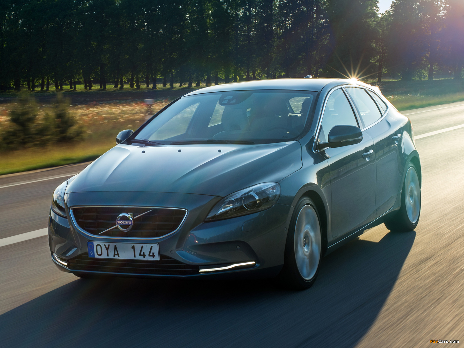 Images of Volvo V40 T4 2012 (1600 x 1200)