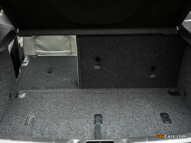 Images of Volvo V40 T4 2012 (640 x 480)