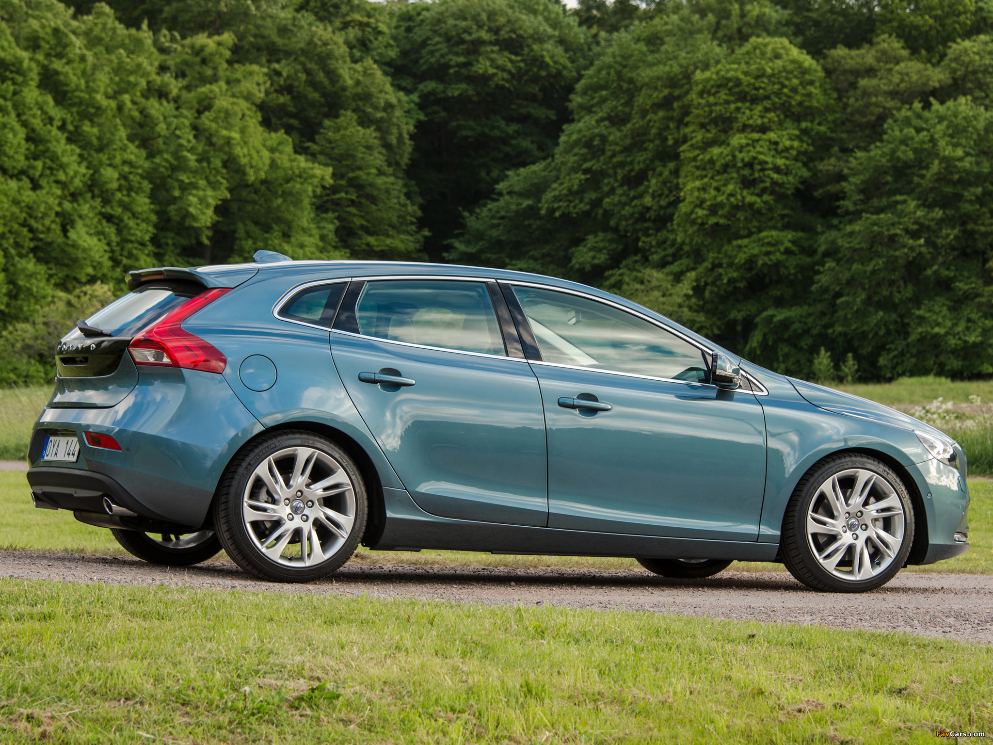 Images of Volvo V40 T4 2012 (2048 x 1536)