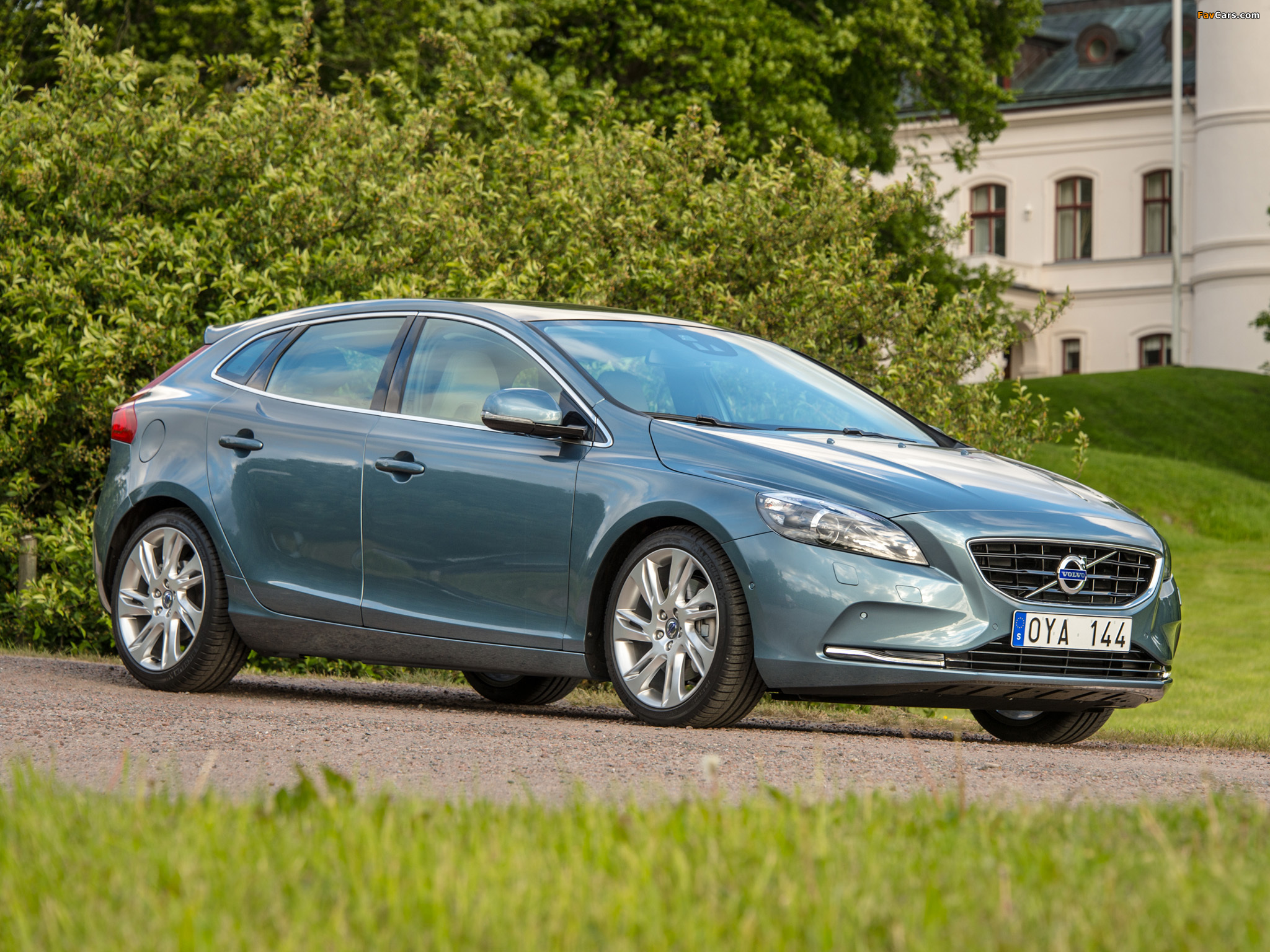 Images of Volvo V40 T4 2012 (2048 x 1536)