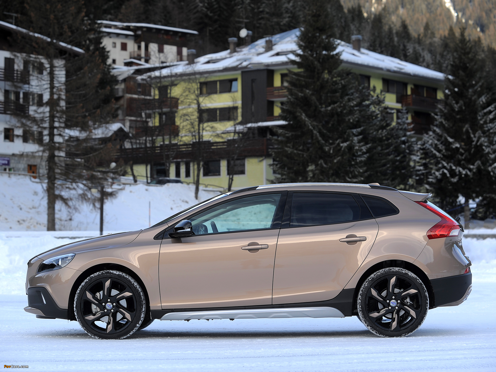 Images of Volvo V40 Cross Country D3 2012 (2048 x 1536)