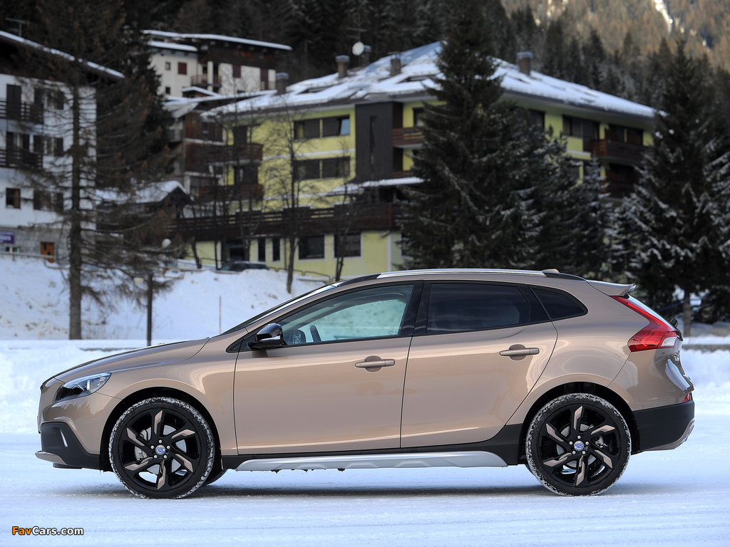 Images of Volvo V40 Cross Country D3 2012 (1024 x 768)