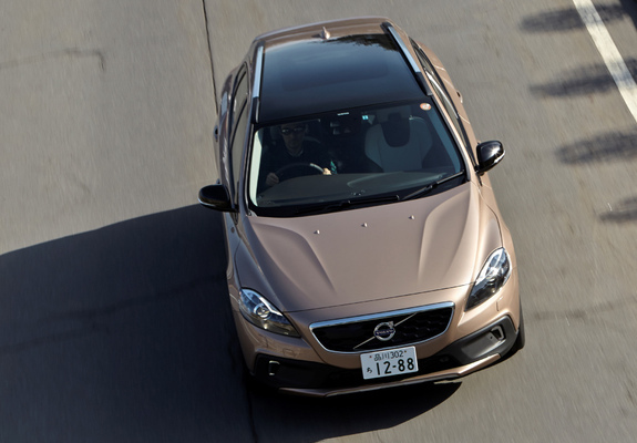 Images of Volvo V40 Cross Country JP-spec 2013