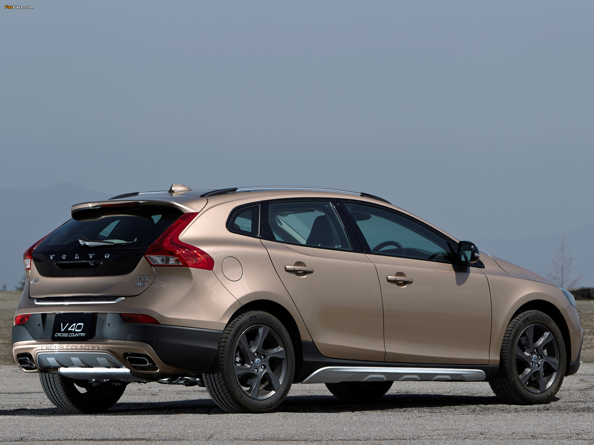 Images of Volvo V40 Cross Country JP-spec 2013 (2048 x 1536)