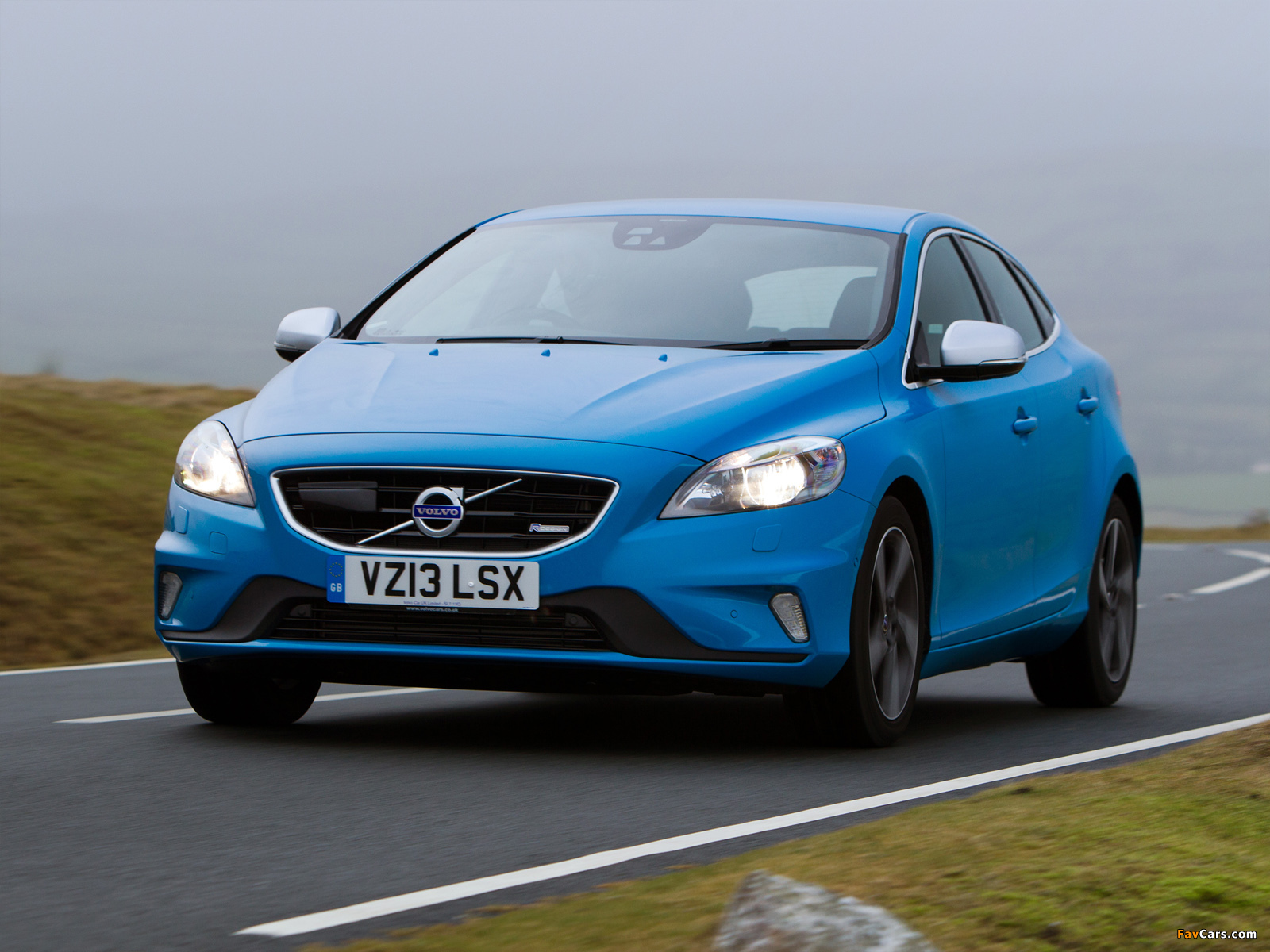 Images of Volvo V40 R-Design UK-spec 2013 (1600 x 1200)