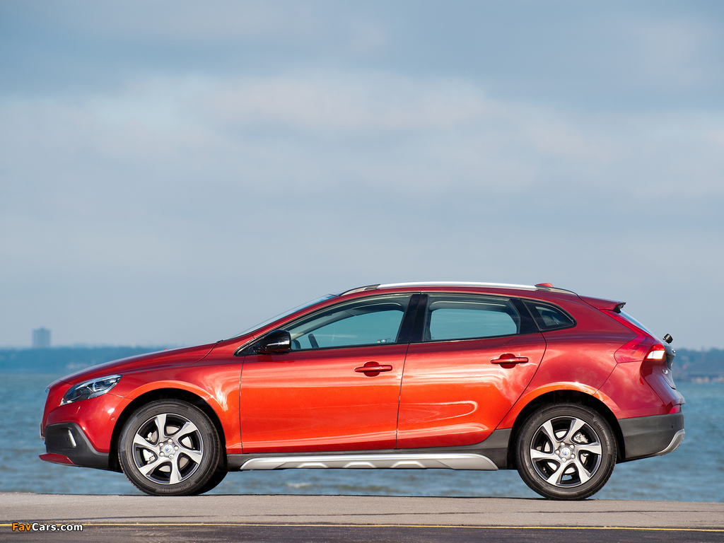 Images of Volvo V40 Cross Country UK-spec 2013 (1024 x 768)