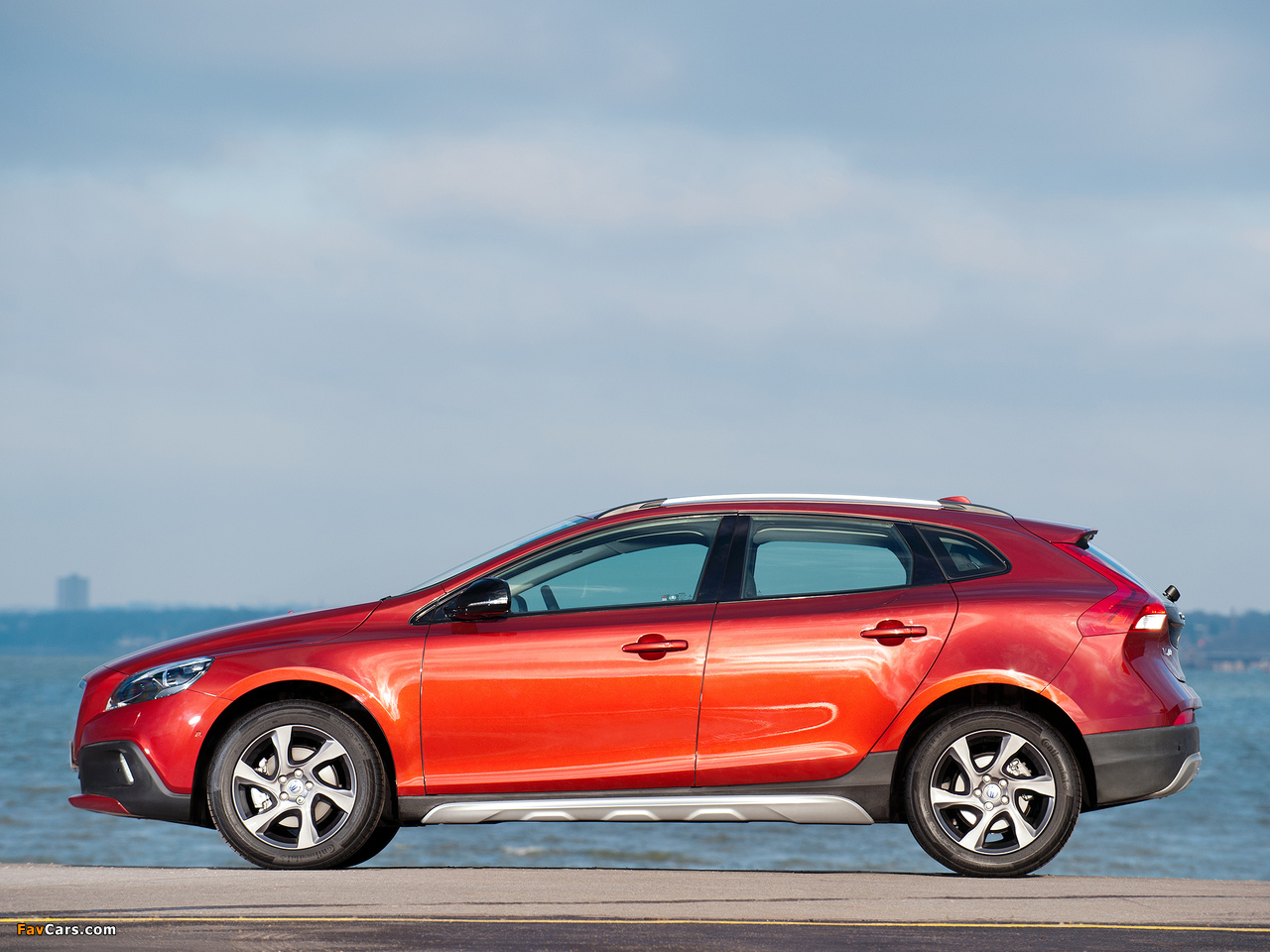 Images of Volvo V40 Cross Country UK-spec 2013 (1280 x 960)