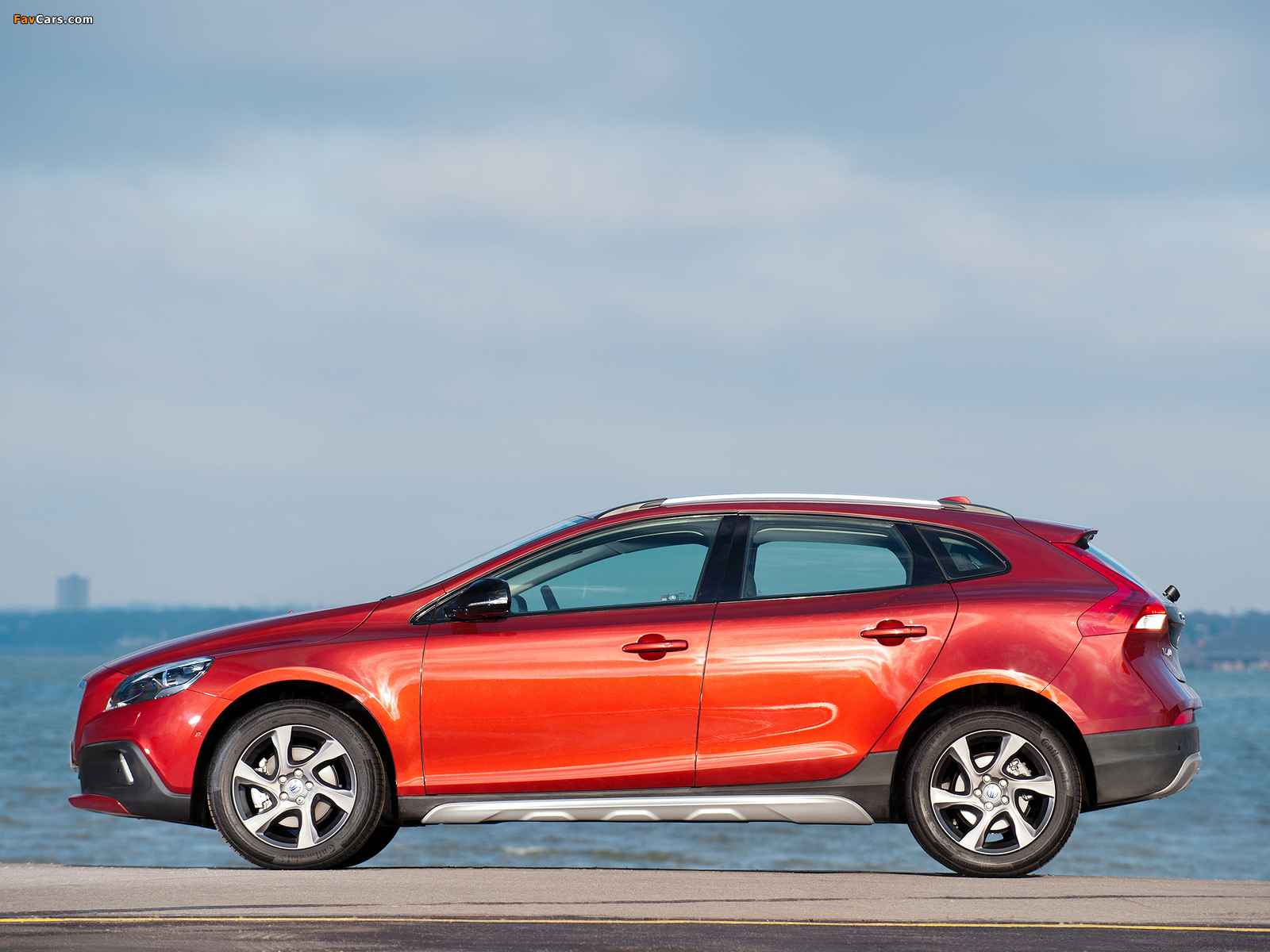 Images of Volvo V40 Cross Country UK-spec 2013 (1600 x 1200)