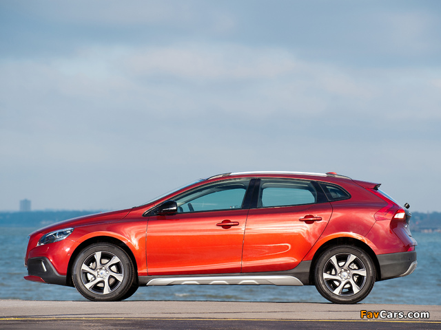 Images of Volvo V40 Cross Country UK-spec 2013 (640 x 480)
