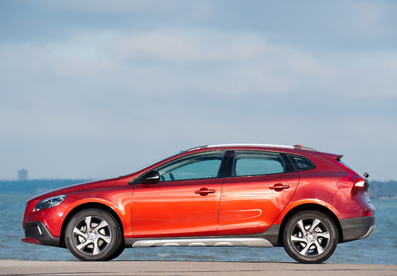 Images of Volvo V40 Cross Country UK-spec 2013
