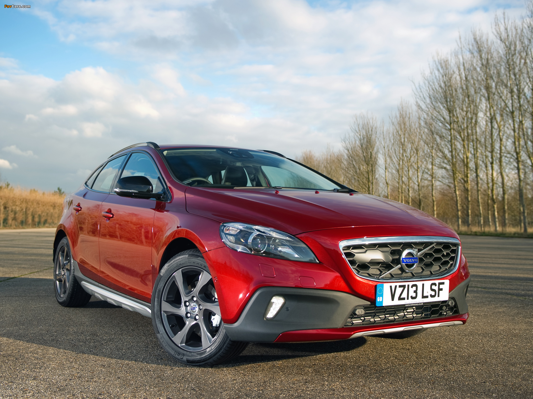 Images of Volvo V40 Cross Country UK-spec 2013 (2048 x 1536)