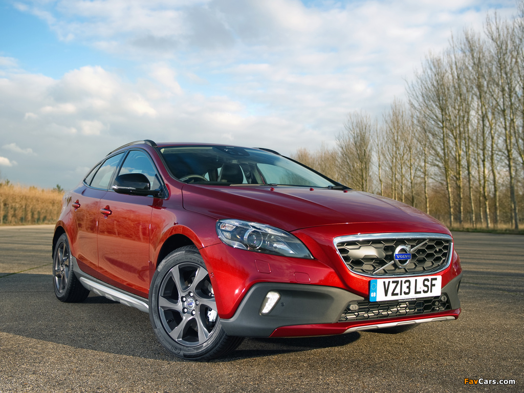 Images of Volvo V40 Cross Country UK-spec 2013 (1024 x 768)