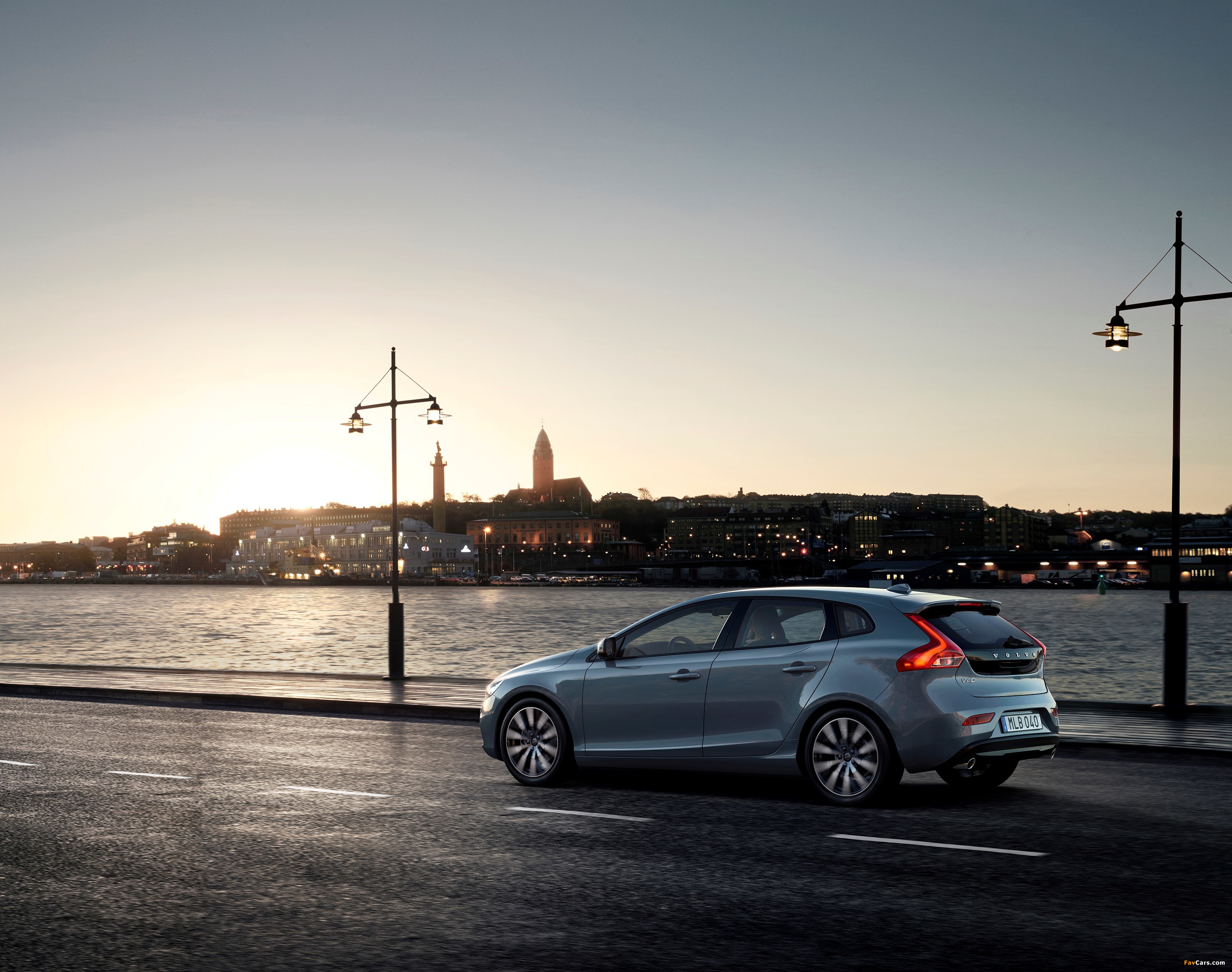 Images of Volvo V40 T4 Momentum 2016 (3000 x 2368)