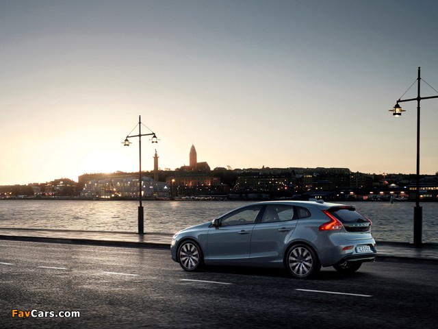 Images of Volvo V40 T4 Momentum 2016 (640 x 480)