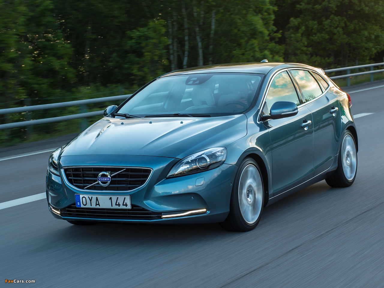 Photos of Volvo V40 T4 2012 (1280 x 960)