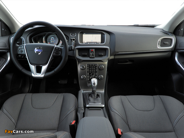 Photos of Volvo V40 Cross Country D4 2012 (640 x 480)