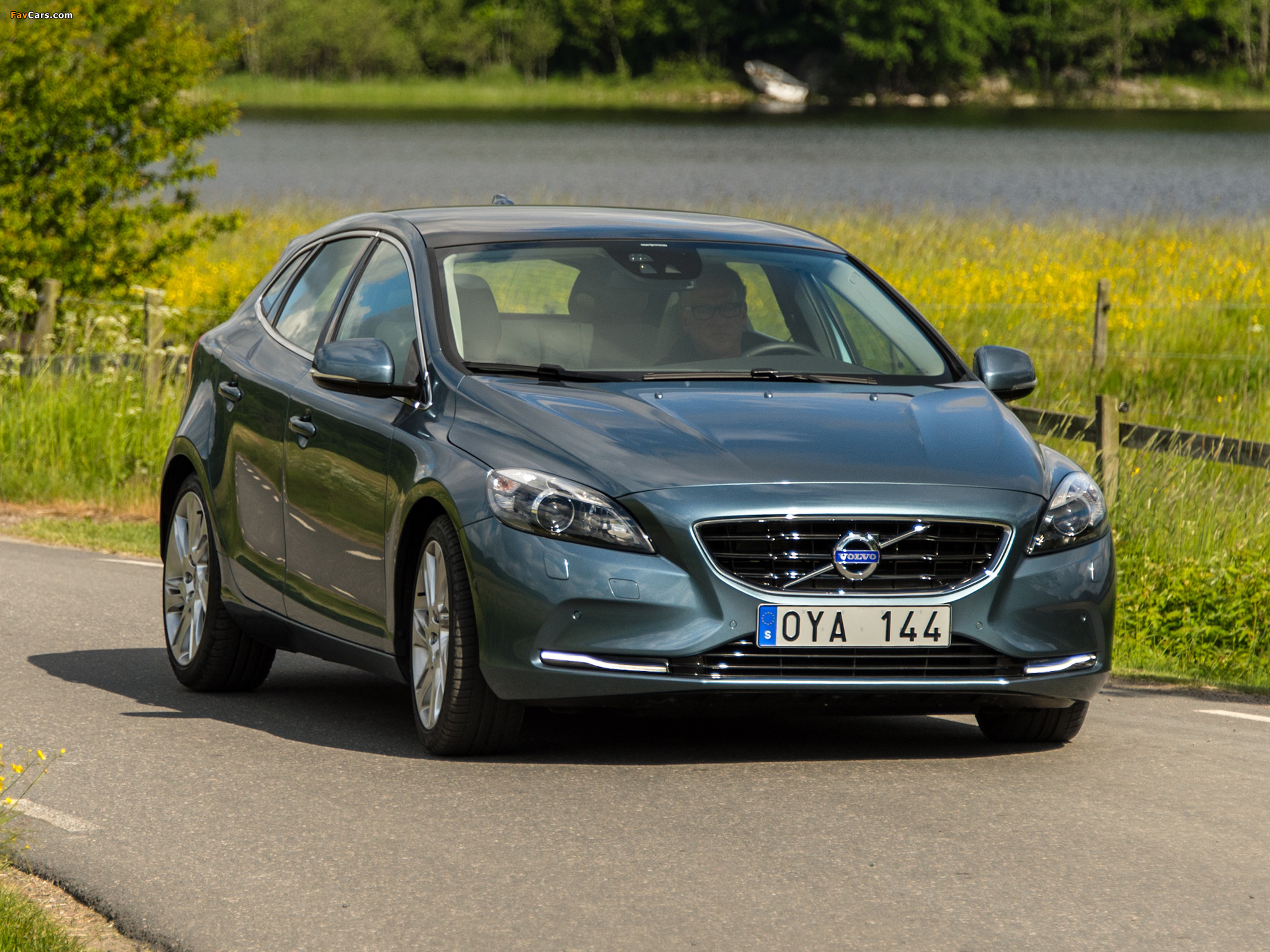 Pictures of Volvo V40 T4 2012 (2048 x 1536)