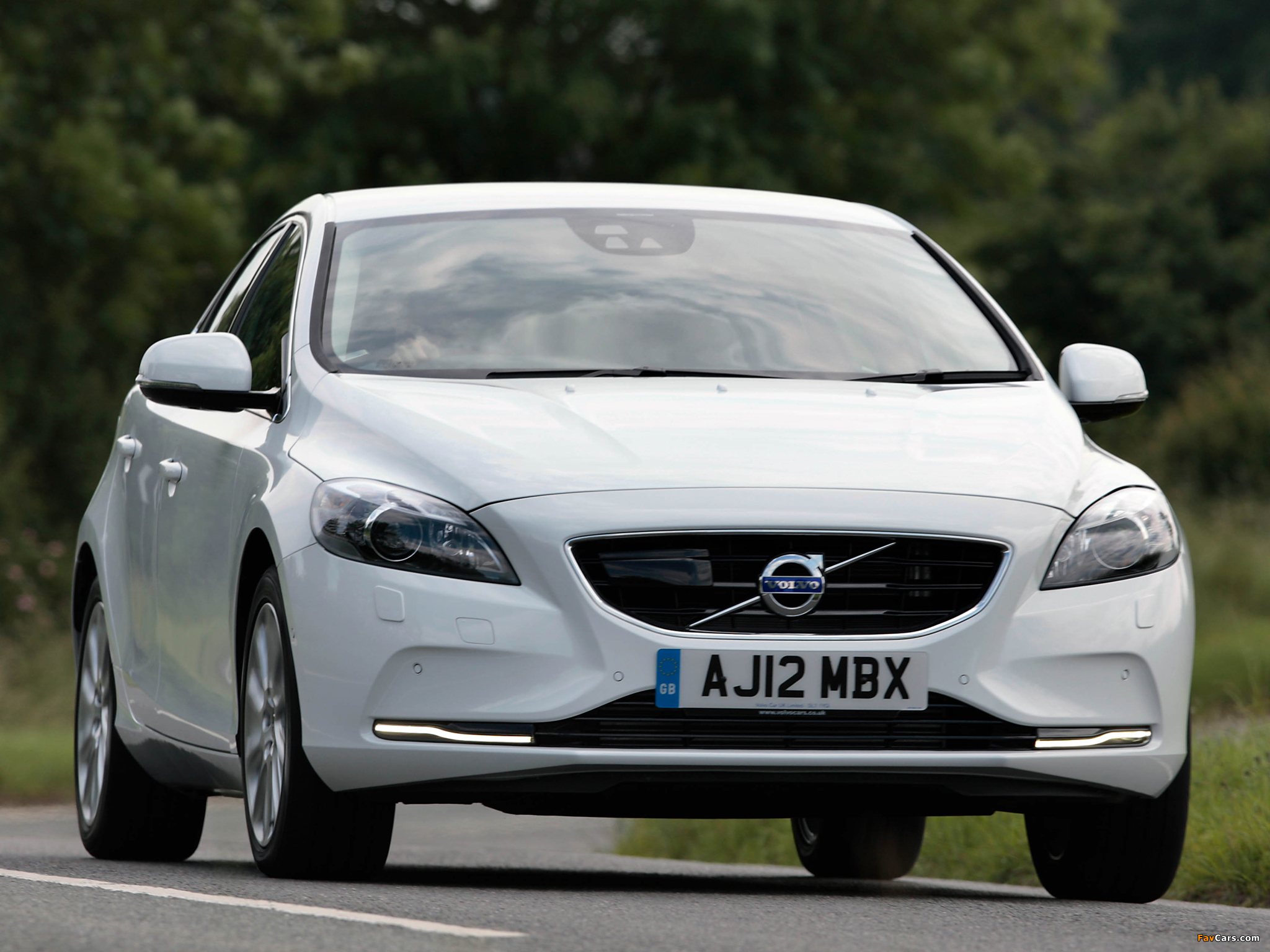 Pictures of Volvo V40 D2 UK-spec 2012 (2048 x 1536)