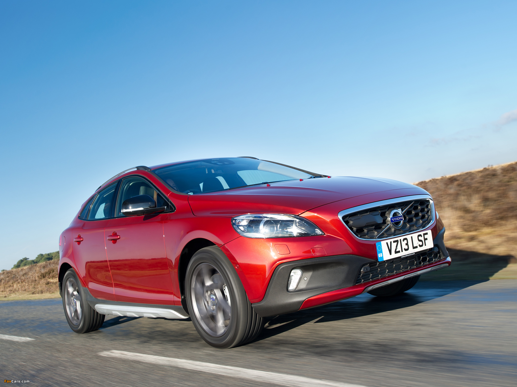 Pictures of Volvo V40 Cross Country UK-spec 2013 (2048 x 1536)