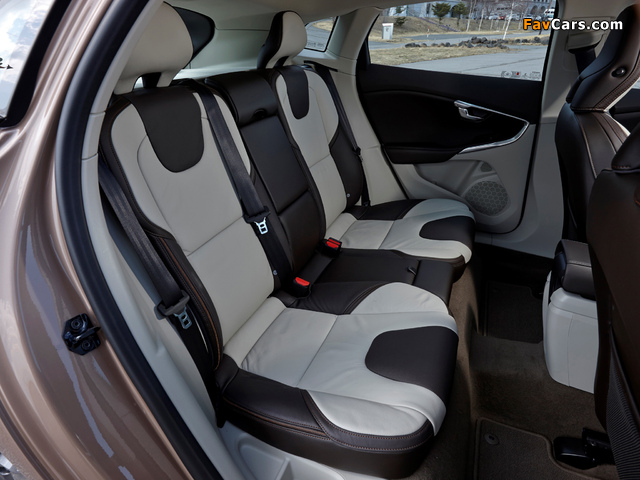 Pictures of Volvo V40 Cross Country JP-spec 2013 (640 x 480)