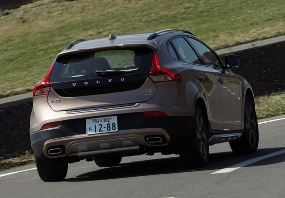 Pictures of Volvo V40 Cross Country JP-spec 2013