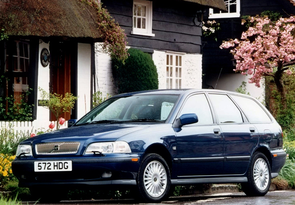 Volvo V40 UK-spec 1996–99 images