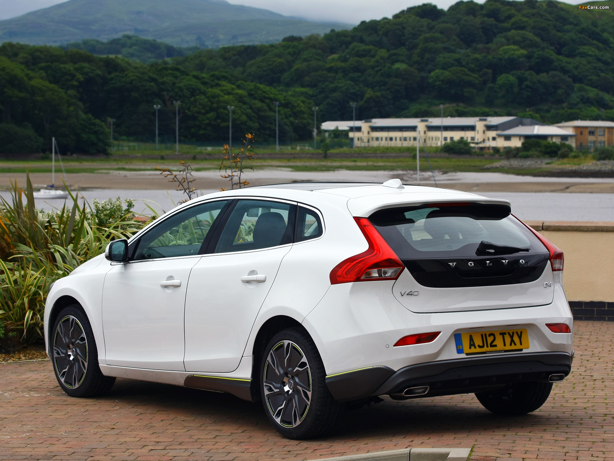 Volvo V40 D4 UK-spec 2012 images (2048 x 1536)