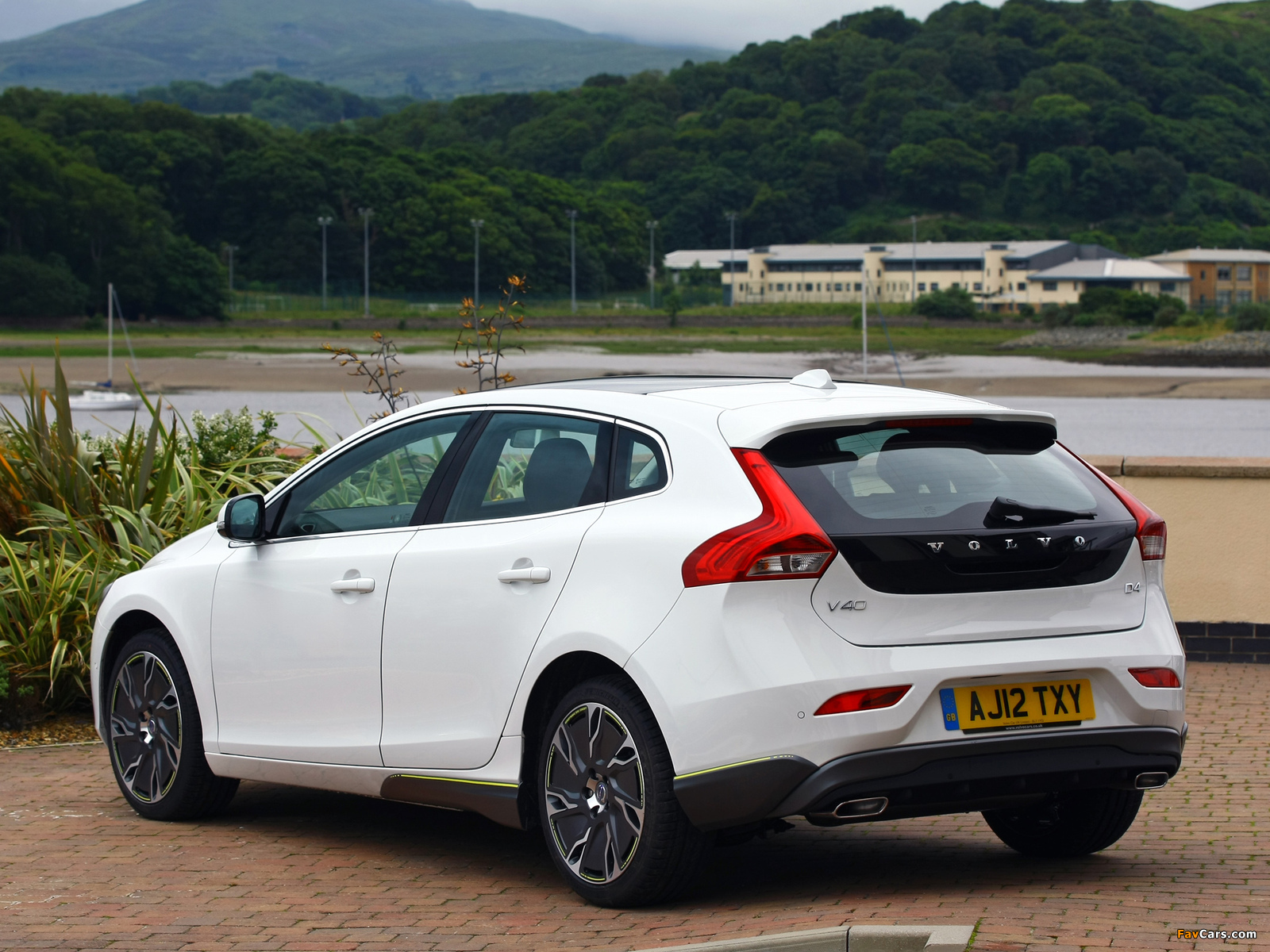 Volvo V40 D4 UK-spec 2012 images (1600 x 1200)