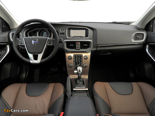 Volvo V40 Cross Country D3 2012 photos (640 x 480)