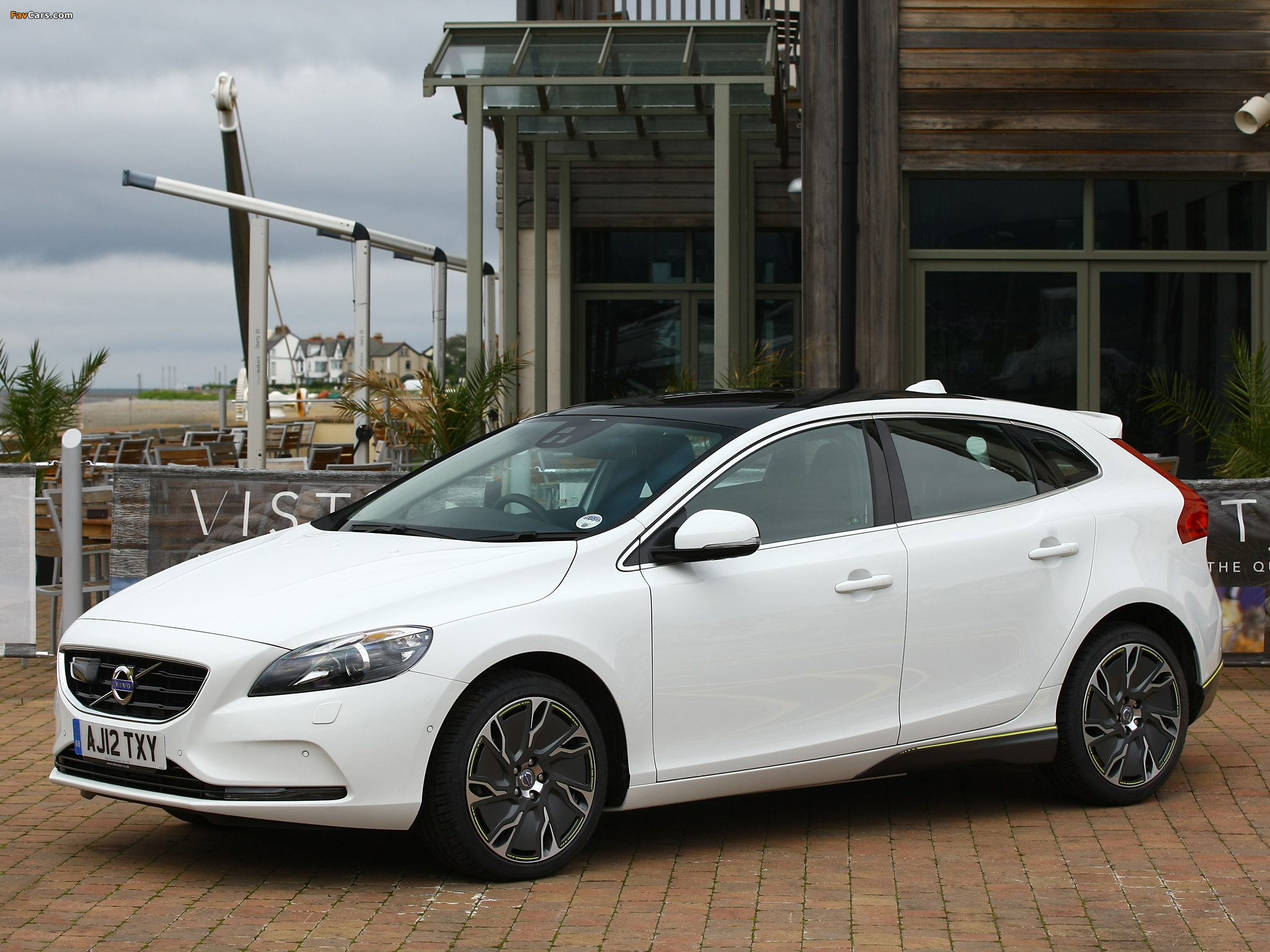 Volvo V40 D4 UK-spec 2012 photos (2048 x 1536)