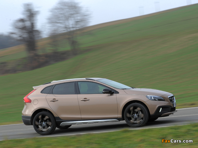 Volvo V40 Cross Country D3 2012 photos (640 x 480)