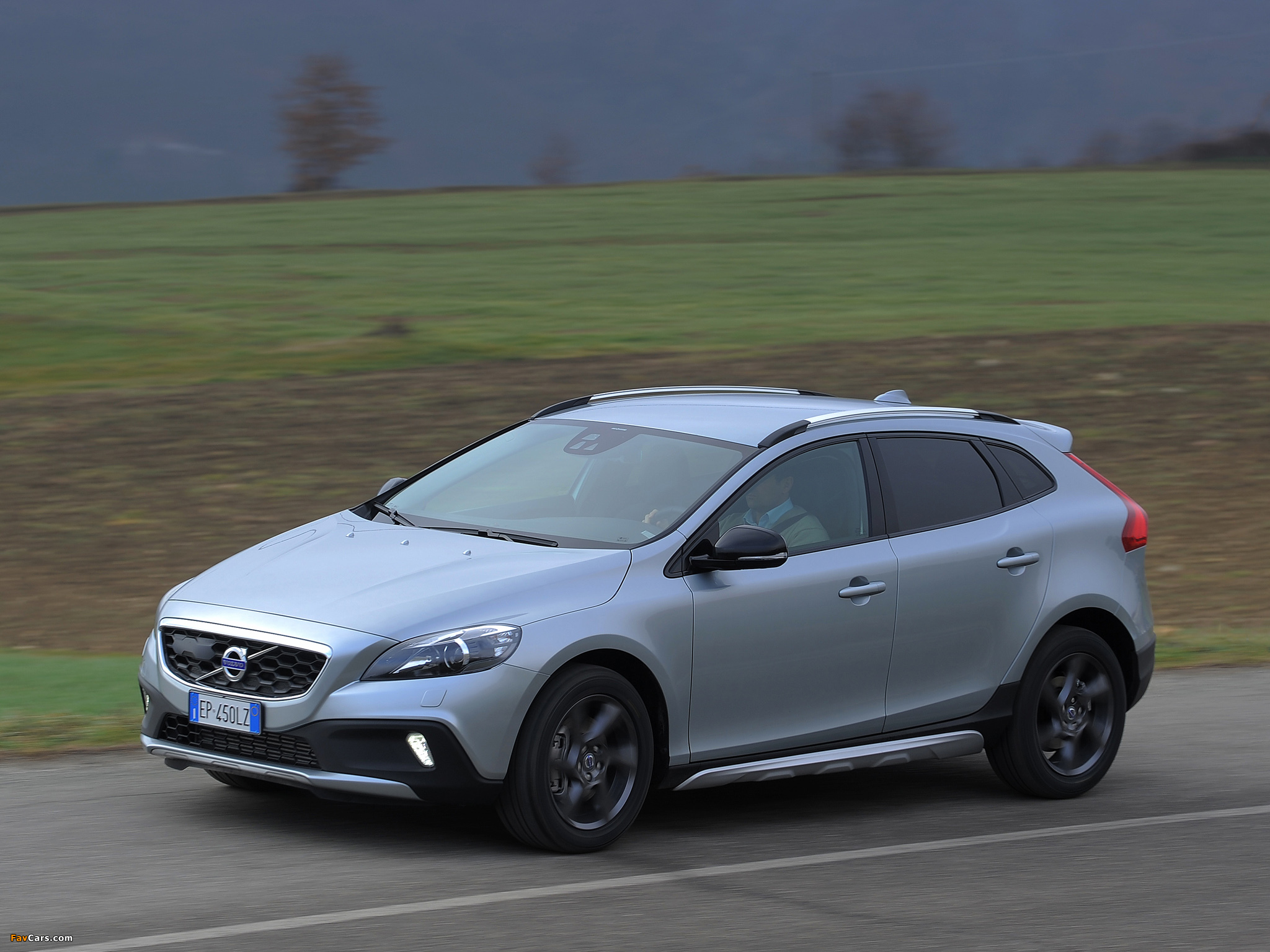 Volvo V40 Cross Country D4 2012 pictures (2048 x 1536)