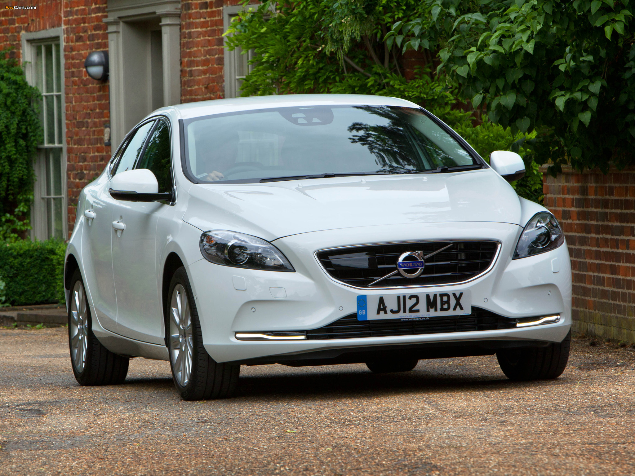 Volvo V40 D2 UK-spec 2012 pictures (2048 x 1536)