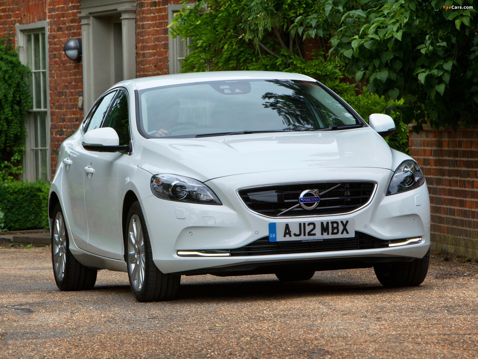 Volvo V40 D2 UK-spec 2012 pictures (1600 x 1200)