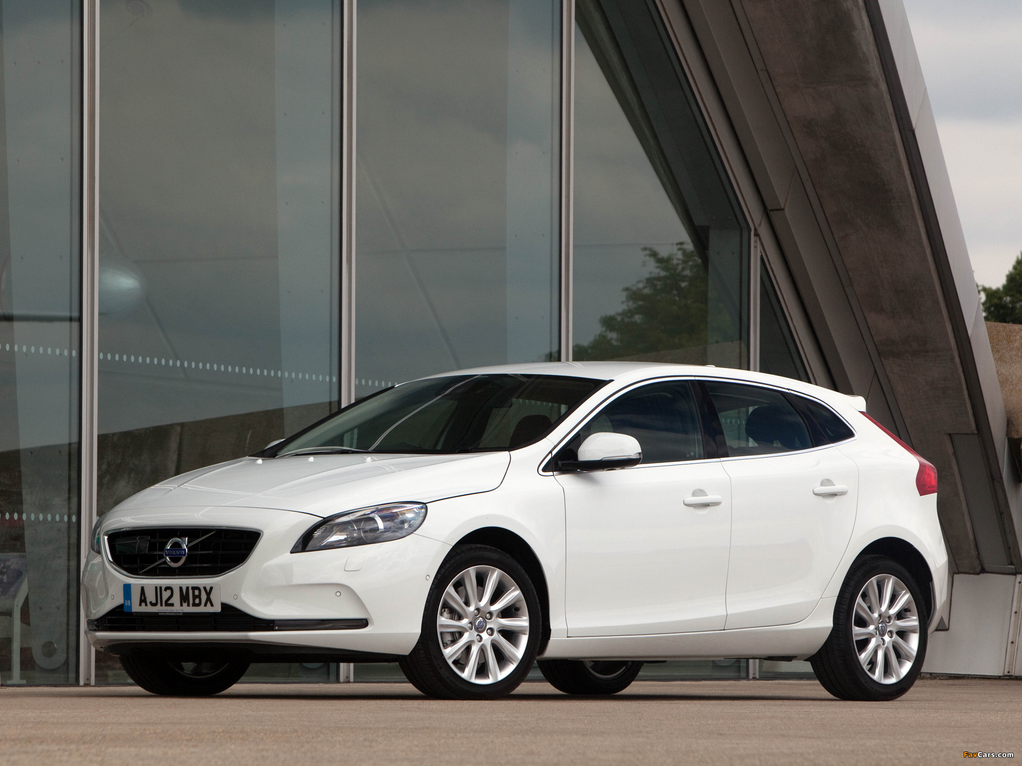 Volvo V40 D2 UK-spec 2012 pictures (2048 x 1536)