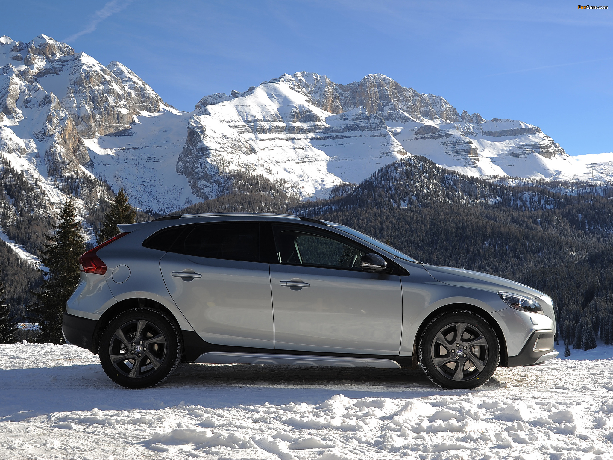 Volvo V40 Cross Country D4 2012 pictures (2048 x 1536)