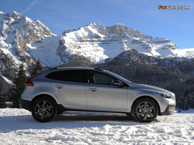 Volvo V40 Cross Country D4 2012 pictures (640 x 480)