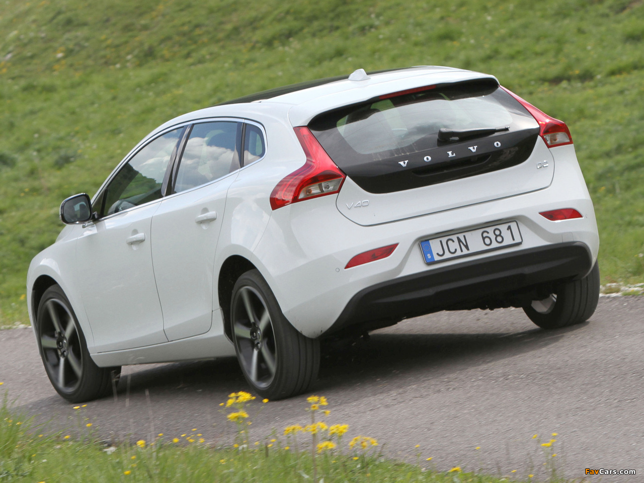 Volvo V40 D2 2012 pictures (1280 x 960)