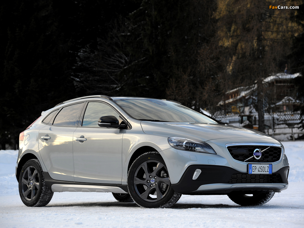 Volvo V40 Cross Country D4 2012 pictures (1024 x 768)