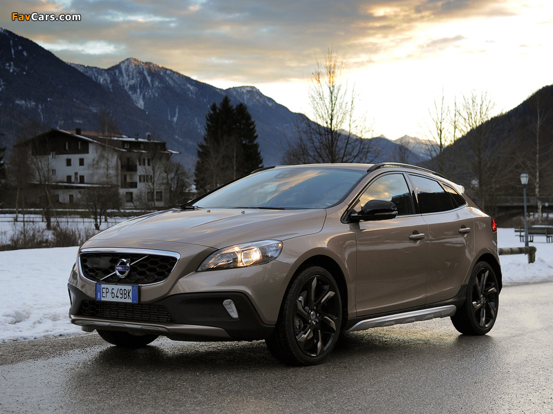 Volvo V40 Cross Country D3 2012 pictures (800 x 600)