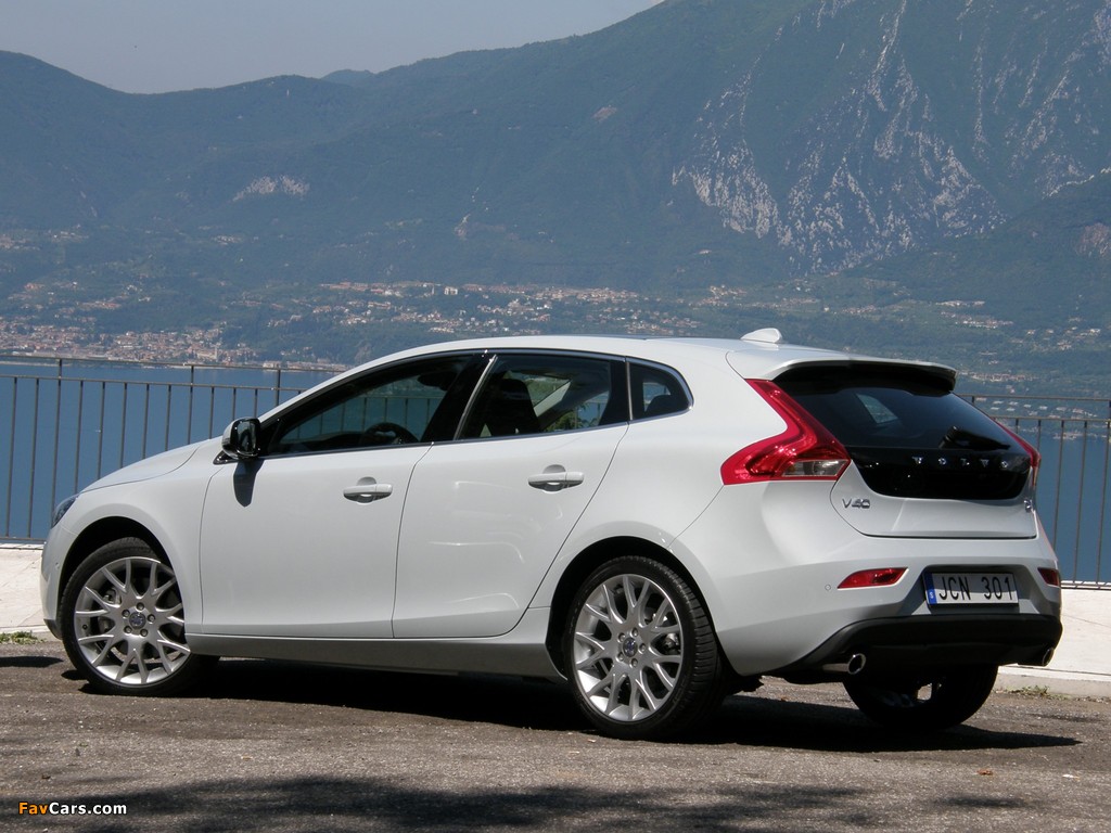 Volvo V40 D4 2012 wallpapers (1024 x 768)